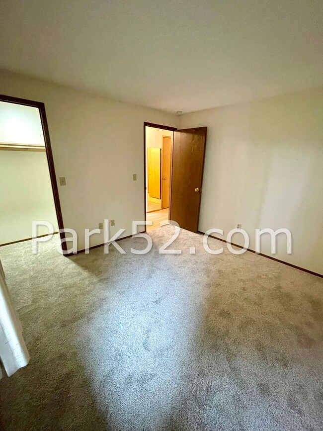 Building Photo - 2 Bedroom Plus Loft - University Place Duplex