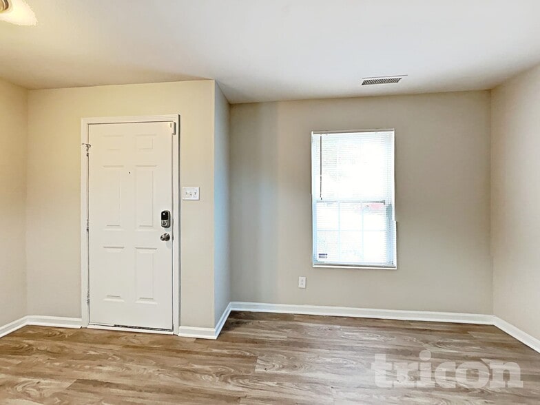 Building Photo - 7242 Fox Point Dr