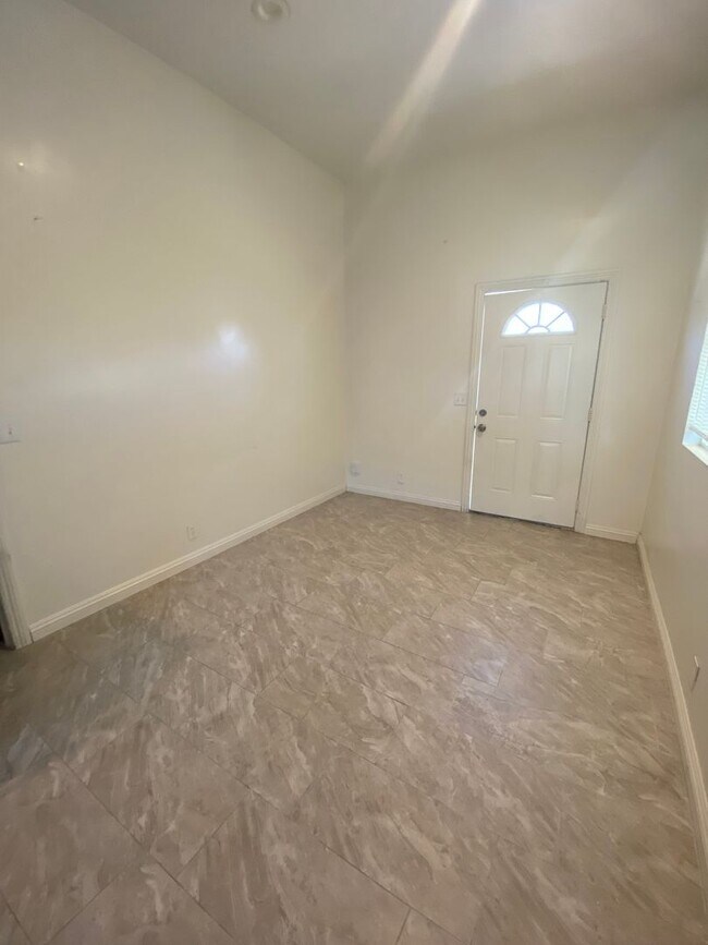 Building Photo - 1349 Peach Ave