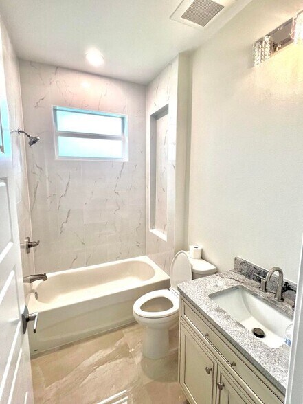 Building Photo - 55 Rotonda Cir