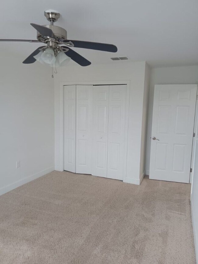 Building Photo - Spacious 4-Bedroom 2 Bathroom Apartment fo...