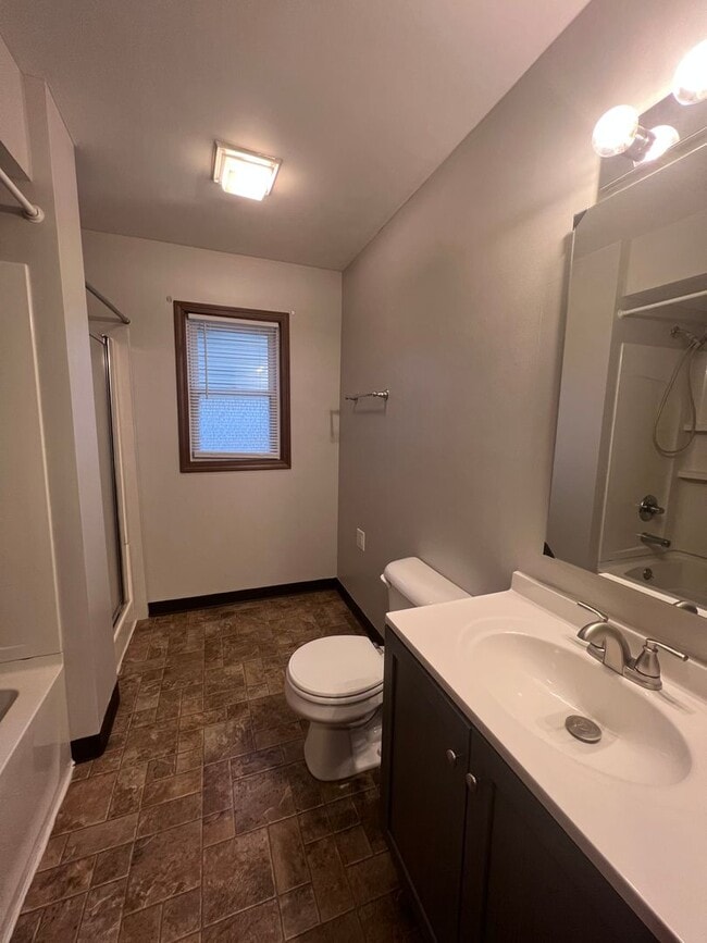 Building Photo - Three Bedroom Duplex in Rockford!