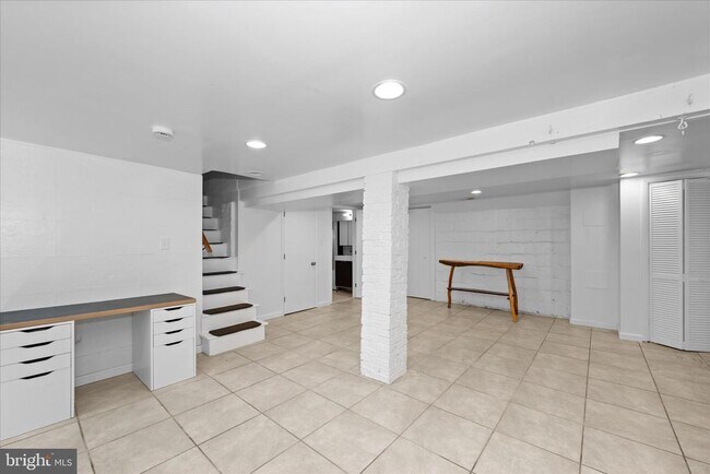 Building Photo - 801 Cox Ave