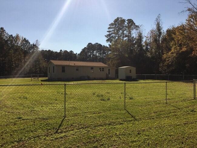 Building Photo - 2 Bedroom 1 Bath Located of Fire Tower Road