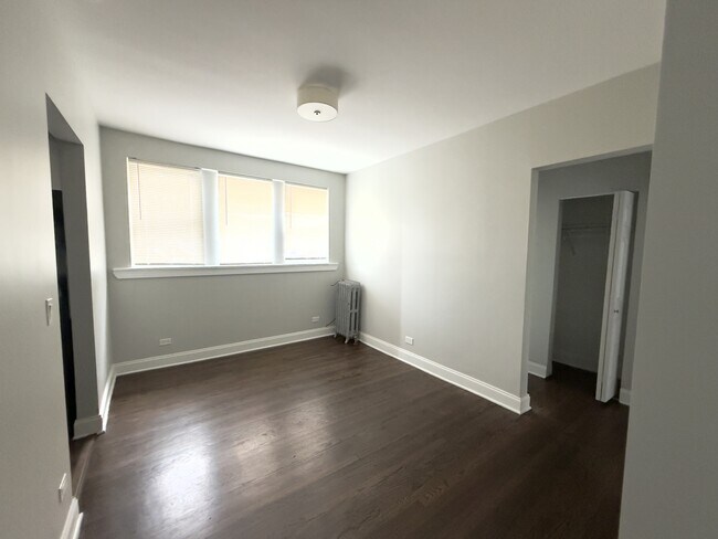 Building Photo - 3351 W Sunnyside Ave