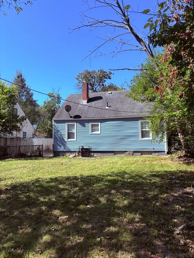 Building Photo - Available Now - 2552_RENWOOD