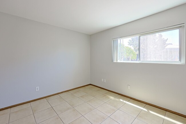 Building Photo - Spacious 2-Bed, 2-Bath Condo in Prime Nort...