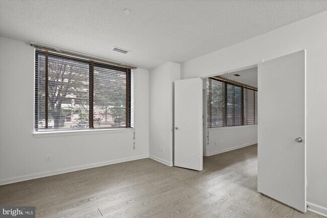 Building Photo - 3709 S George Mason Dr