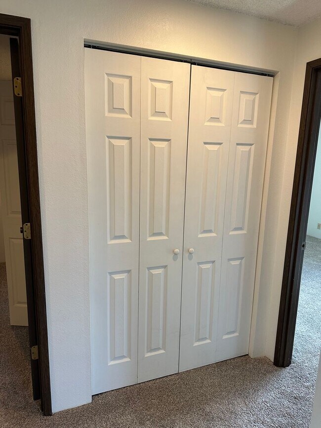 Building Photo - Nice 2 bedroom 1 bath duplex in Springfield!