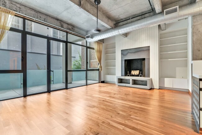 Building Photo - Impeccable Minimalist Design 4 bedroom 3 b...