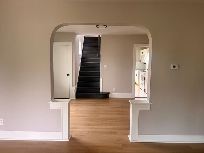 Building Photo - Newly Updated 2-Bedroom, 1 bath | Modern Finishes | $1,250/Month