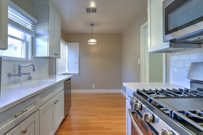 Building Photo - Olive (451-453)