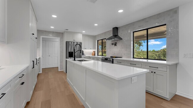 Building Photo - 113 W Bluebonnet Rd