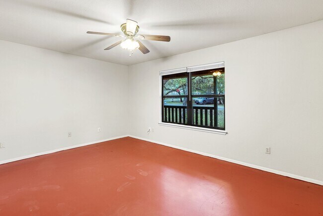 Building Photo - Eclectic 3 Bedroom, 2 Bathroom Home - 2 Car Garage - Fenced Yard and More!