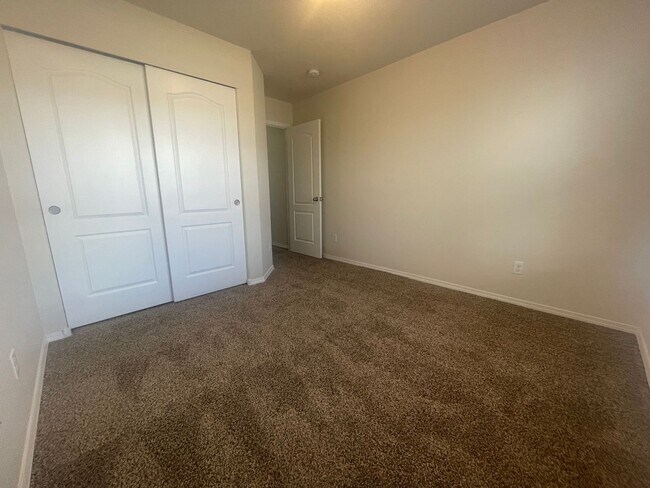 Building Photo - 4 bed 2 bath home in Huning Ranch.