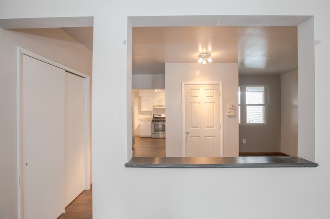 Building Photo - 2712 Sarah St