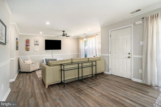 Building Photo - 5905 Drawbridge Ct