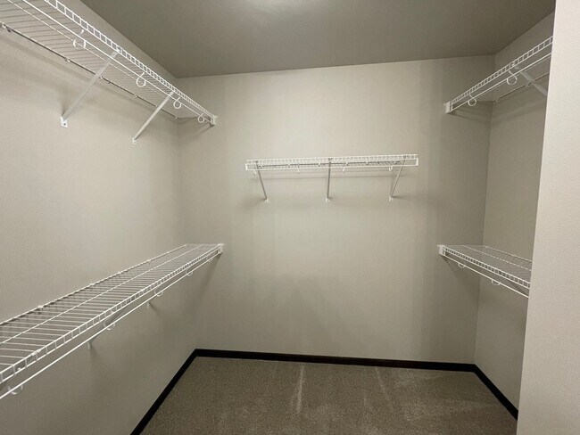 Building Photo - Spacious 4 Bed, 3 Bath Home in West Fargo