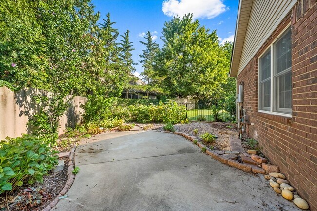 Building Photo - 27 S Prairie Dunes Dr