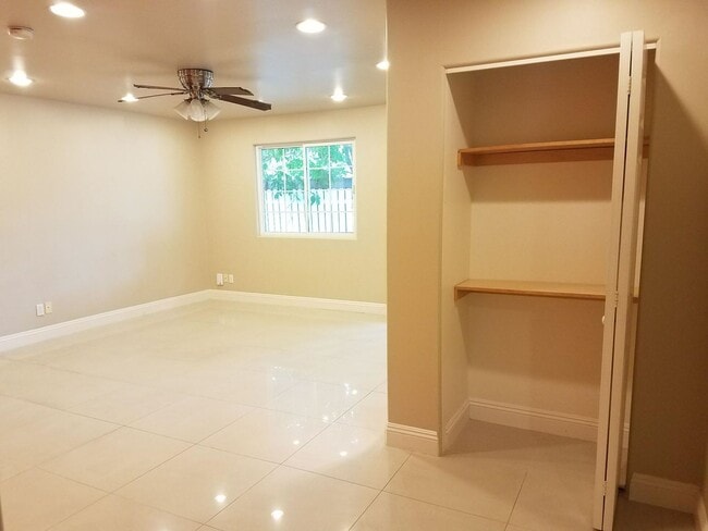 Building Photo - Pet Friendly, Ground Level, W/D, AC, Great...