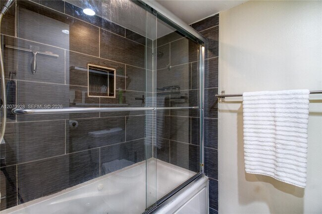 Building Photo - 3095 N Oakland Forest Dr