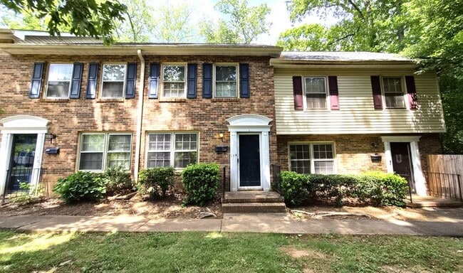 Building Photo - Well Maintained 2 Bedroom Townhouse with Move In Special!