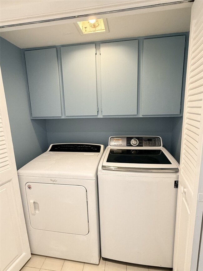 Building Photo - 8523 Hearth Dr