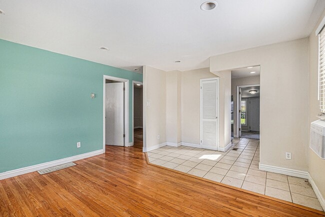 Building Photo - Spacious 2 bedroom with large den in the heart of Villa Park! LEASING SPECIAL info below