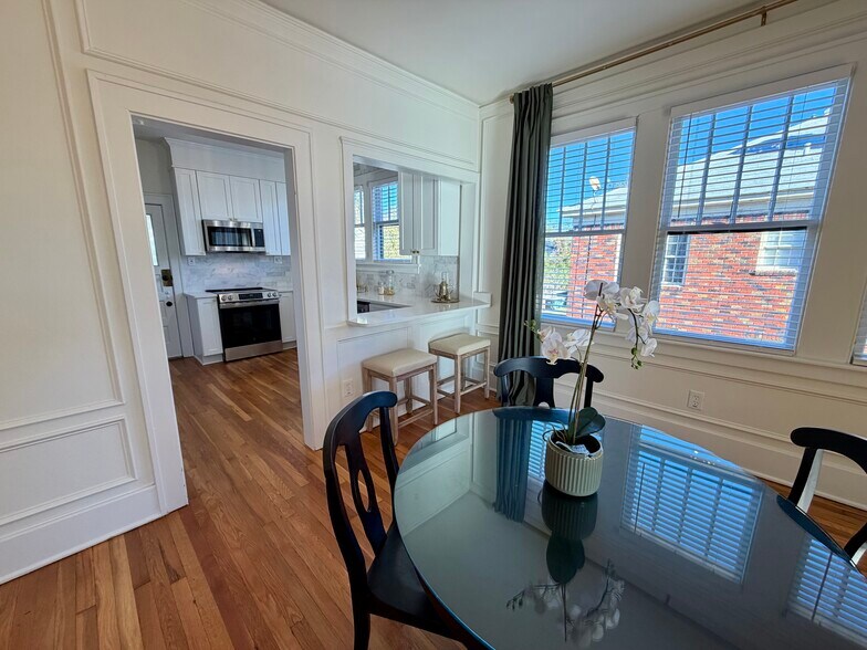 Building Photo - 726 E 40th St