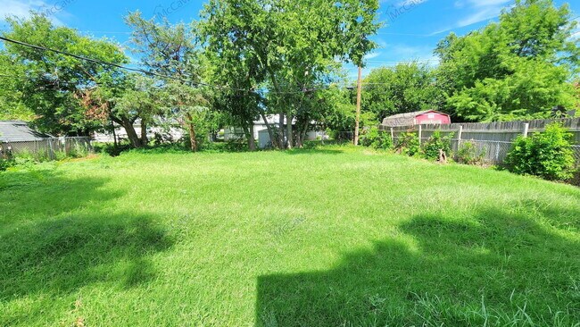Building Photo - 816 Sandell Dr