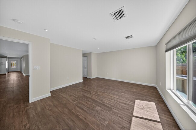 Building Photo - 410 NE 34th St