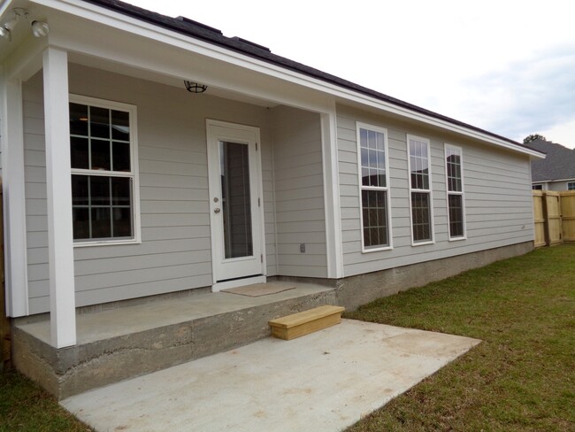 Building Photo - A RARE FIND! 4/2 Near I75 4 Bedroom 2 Bath...