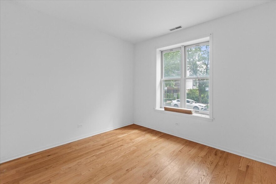 Building Photo - 3706 N Kenmore Ave