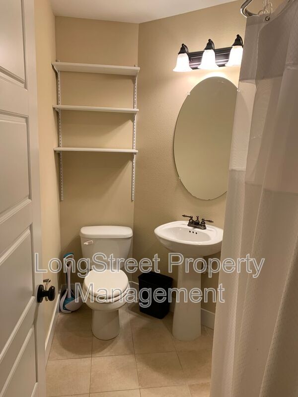 Building Photo - 532 NE Sumner St