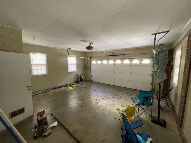 Building Photo - Large 4/4 House in Maplewood $2,650