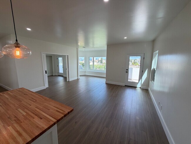 Building Photo - MERRITT AVE TRI-PLEX