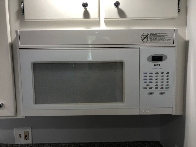 Building Photo - Studio Apartment - North Hollywood -Move I...