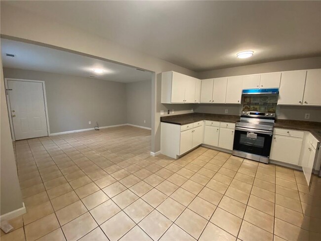 Building Photo - 130 River Pointe Ct SW