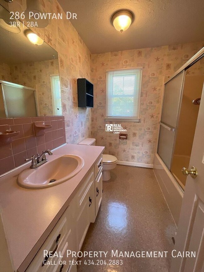 Building Photo - Spacious 3 Bedroom 2 Bath With 2 Car Garag...