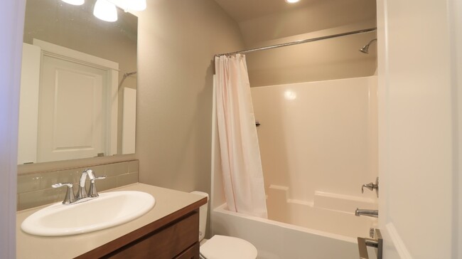 Building Photo - Rare 5/3 home in SE Bend