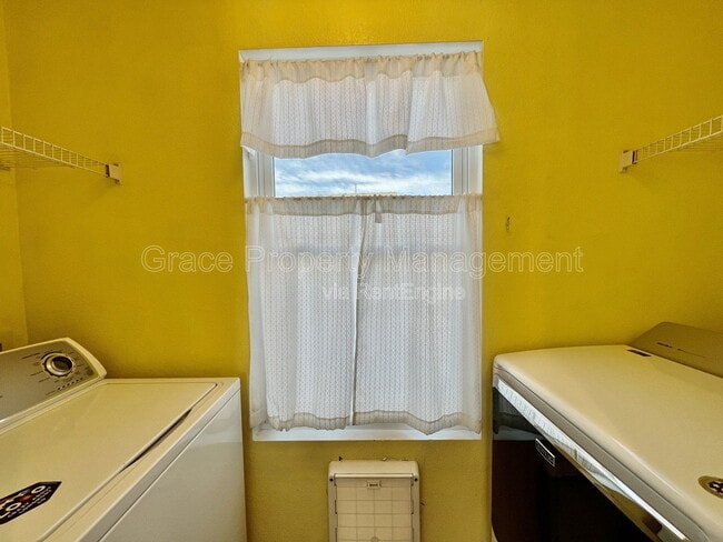 Building Photo - 1217 Bluejay Ave