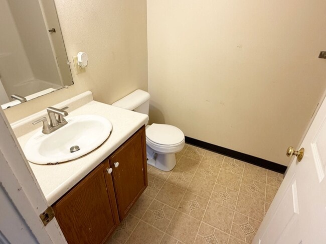 Building Photo - 3-Bedroom, 1-Bath Home with Off-Street Parking