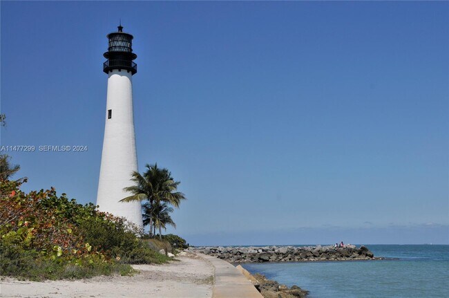 Building Photo - 325 Fernwood Rd