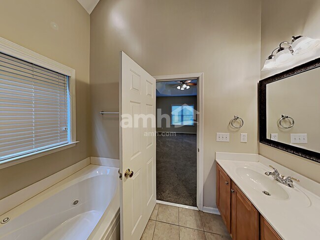 Building Photo - 4001 Belle Meade Cir