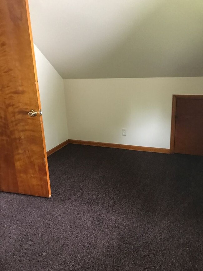 Building Photo - 4BR SINGLE FAMILY HOME, GREAT LOCATION, YARD, PARKING, BASEMENT