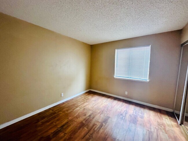 Building Photo - Downstairs 2-Bedroom Condo in Central Las ...