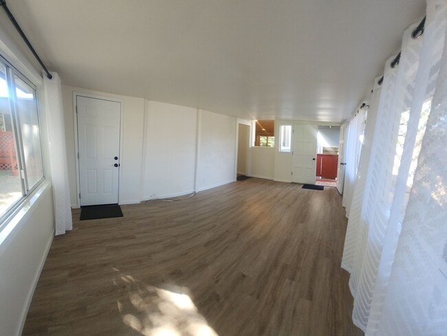 Building Photo - Well maintained 5 bedroom 2 bath with garage