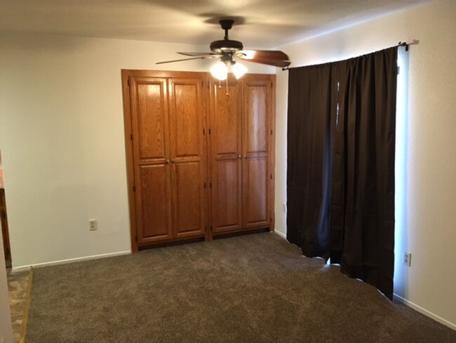 Building Photo - 1550 sq. ft. Unit has 3 bedrooms and 2 ful...