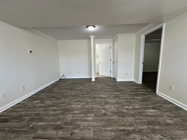 Building Photo - Freshly Updated 4 Bedroom Lower-Level Unit in Oak Ridge – Spacious & Move-In Ready