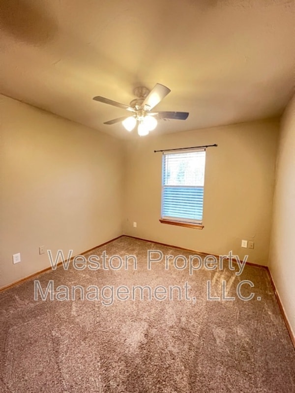 Building Photo - 701 N Ponderosa Way